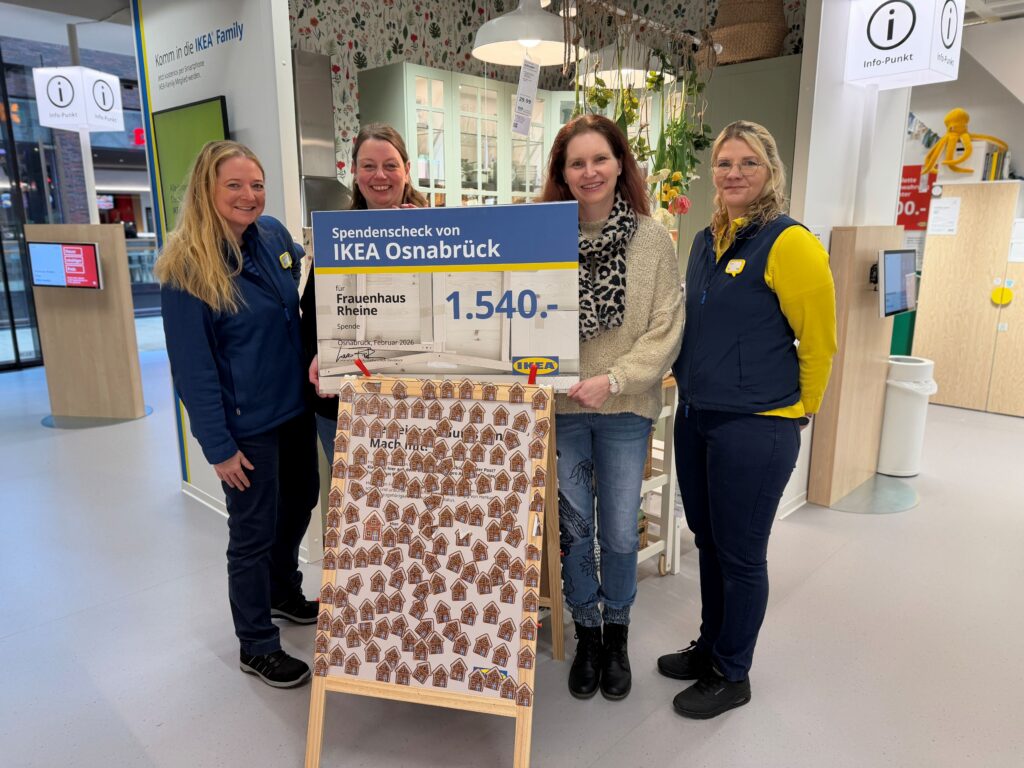 Zwei Mitarbeiterinnen von IKEA Osnabrück stehen mit zwei Mitarbeiterinnen der Diakonie WesT im Planungsbüro von IKEA. Sie posieren mit einer Tafel, auf der Sticker aufgeklebt sind.