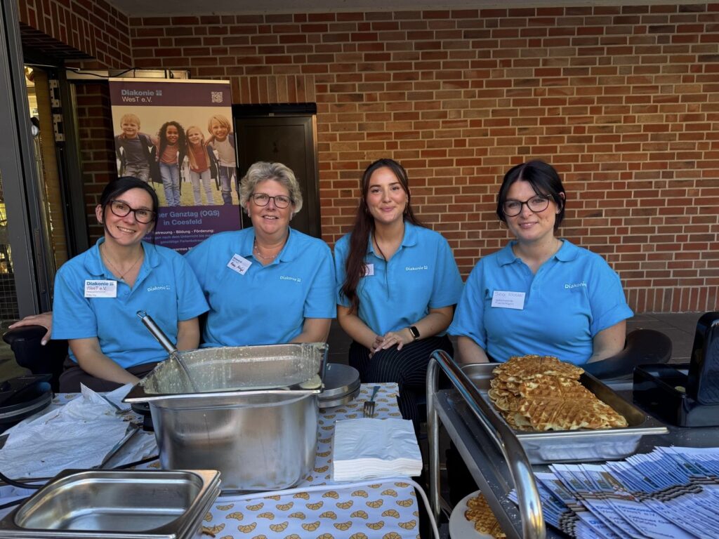 Das Team der Offenen Ganztagsbetreuung der Lamberti-Schule beim gemeinsamen Waffelbacken für die Besucher und Besucherinnen am Tag der offenen Tür.